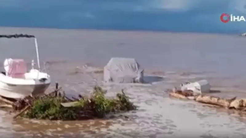İzmir’de sağanak yağış sonrası cadde ve sokakları su bastı, araçlar denize sürüklendi