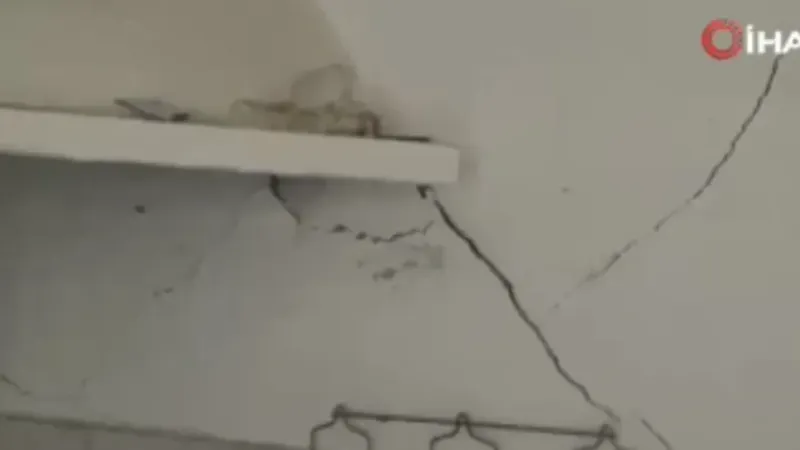 Çanakkale’de depremin ardından bazı evlerde çatlaklar oluştu