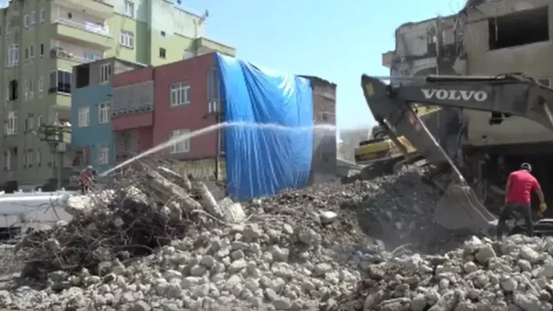 Yıkım kararı verilen bina ve okullardan 60-100 ton arası demir çıkması gereken yerde 4 ile 10 ton çıkıyor