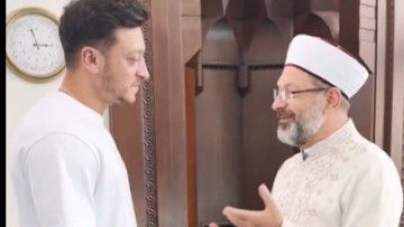 Eski futbolcu Mesut Özil, Diyanet İşleri Başkanı Erbaş ile bir araya geldi