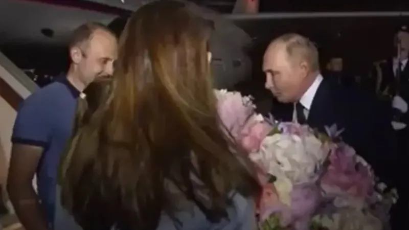 Vladimir Putin, Rus esirleri havaalanında karşıladı