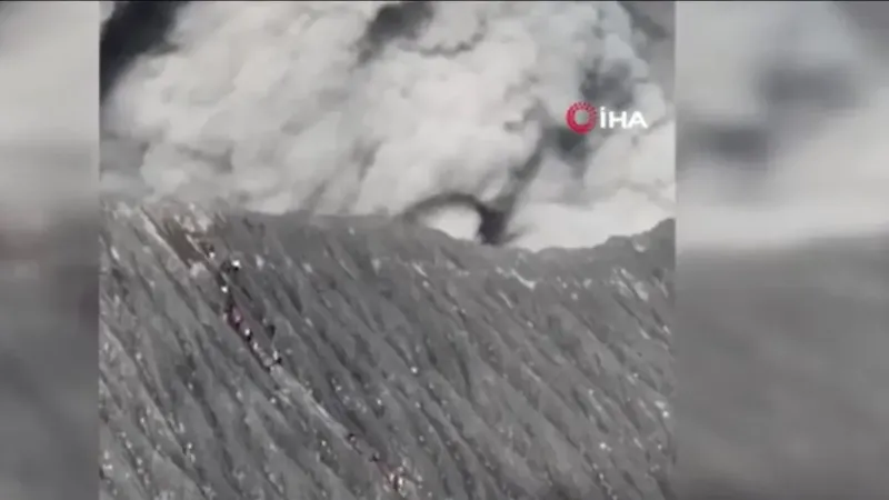 Endonezya’da yanardağ dağcıların tırmanışı sırasında patladı