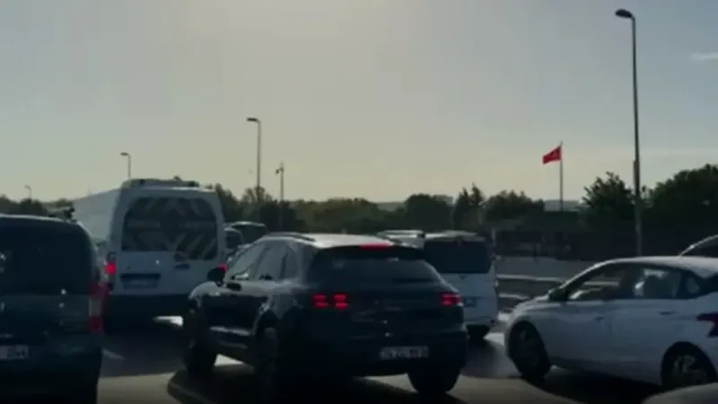 İBB’nin bitiremediği metrobüsteki ’beyaz yol’ trafik çilesi olmaya devam ediyor