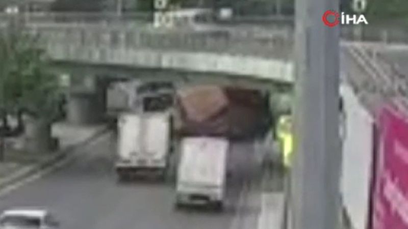 Bakırköy’de alt geçide çarpan tır İETT otobüsünün üzerine devrildi 8 yaralı