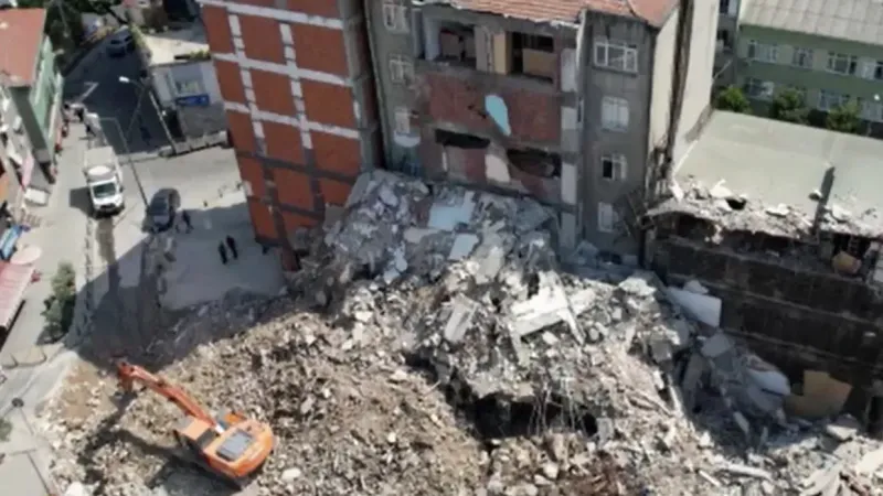 Güngören’de yıkım nedeniyle 2 bina hasar gördü