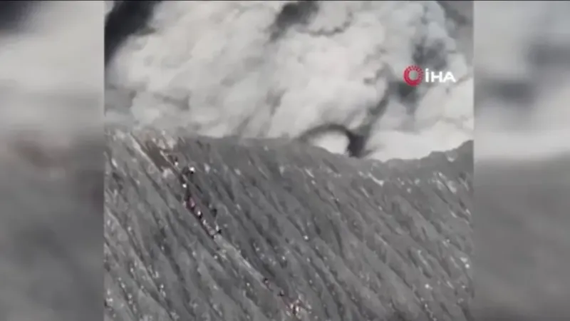 Endonezya’da yanardağ dağcıların tırmanışı sırasında patladı