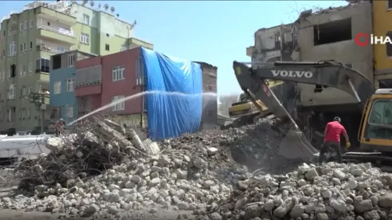 Yıkım kararı verilen bina ve okullardan 60-100 ton arası demir çıkması gereken yerde 4 ile 10 ton çıkıyor