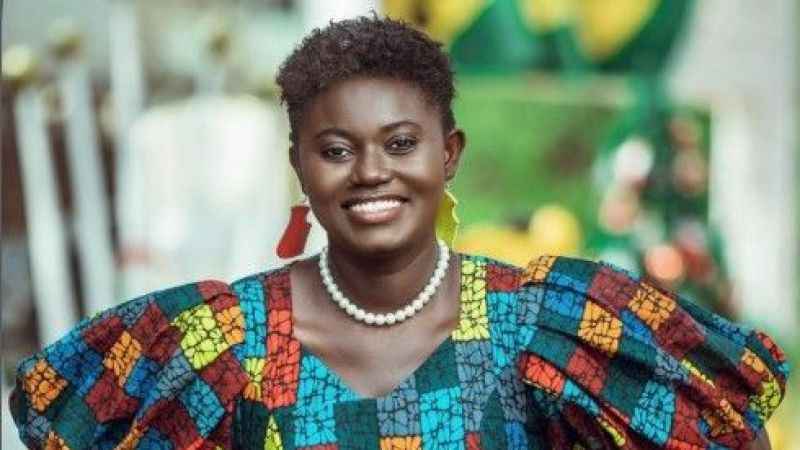 Eski güzellik kraliçesi 5 gün boyunca şarkı söyledi