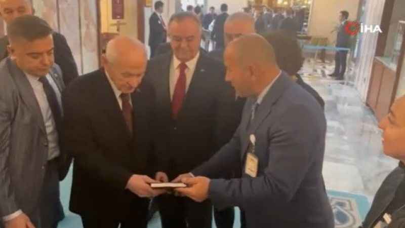 MHP Genel Başkanı Bahçeli'ye 'sarsılMA' kitabı takdim edildi