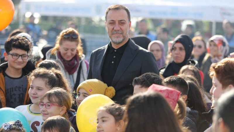 Silivri'de çocuklar buz pateniyle kışın keyfini çıkarıyor