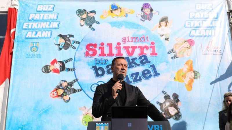 Silivri'de çocuklar buz pateniyle kışın keyfini çıkarıyor