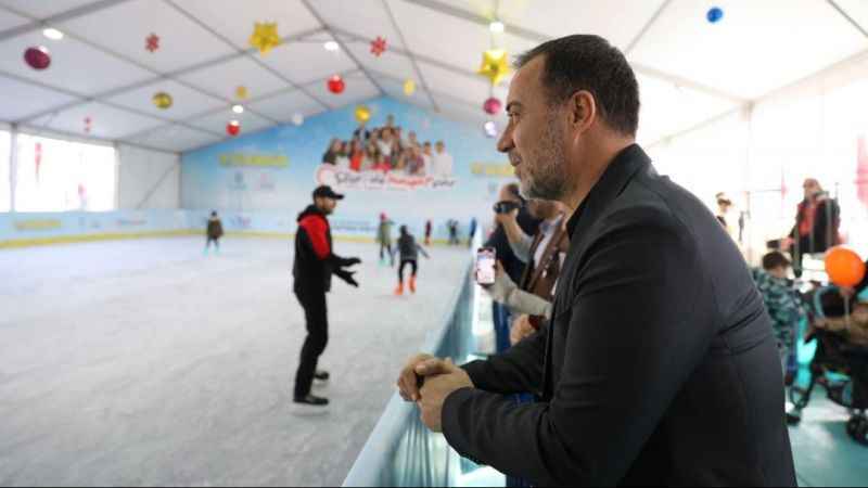 Silivri'de çocuklar buz pateniyle kışın keyfini çıkarıyor