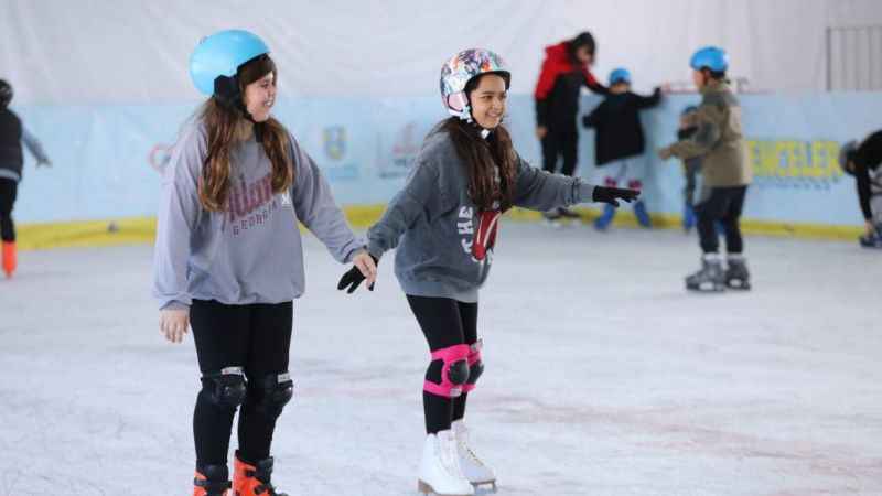 Silivri'de çocuklar buz pateniyle kışın keyfini çıkarıyor