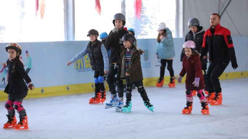 Silivri'de çocuklar buz pateniyle kışın keyfini çıkarıyor