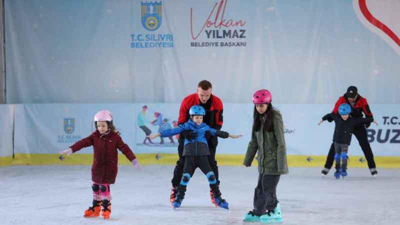 Silivri'de çocuklar buz pateniyle kışın keyfini çıkarıyor