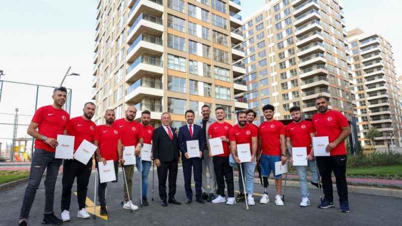 “Dünya Şampiyonu” futbolcular, Çekmeköy’deki yeni evlerini teslim aldı 