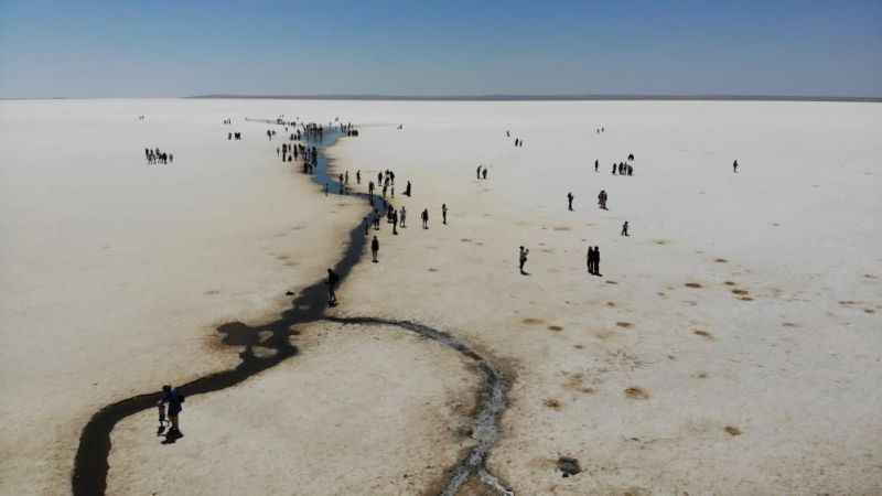 Tuz Gölü'nde yürüme turizmi sahilleri aratmıyor
