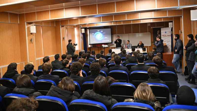 Tuzla'da bayrak töreninde şehitlere saygı duruşu