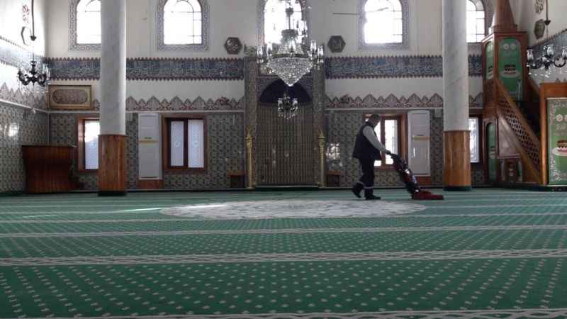 Tuzla'da ibadethaneler fonksiyonel aletlerle temizleniyor