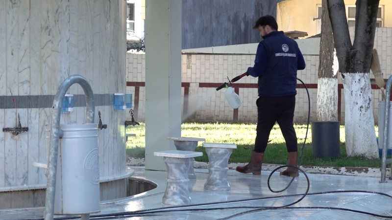 Tuzla'da ibadethaneler fonksiyonel aletlerle temizleniyor