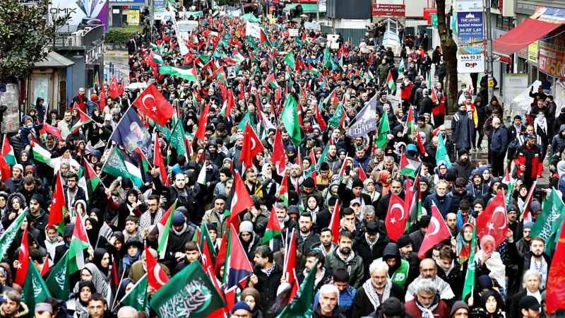 On binler Ümraniye'de Şehitler ve Filistin için yürüdü