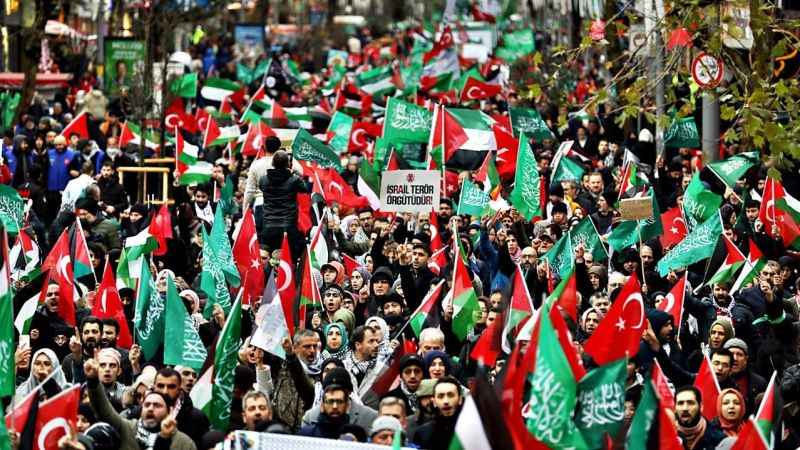 On binler Ümraniye'de Şehitler ve Filistin için yürüdü