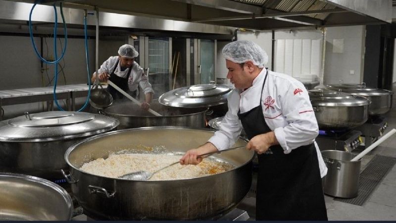 Ümraniye Belediyesi her gün gönül sofrasını evlerde kuruyor