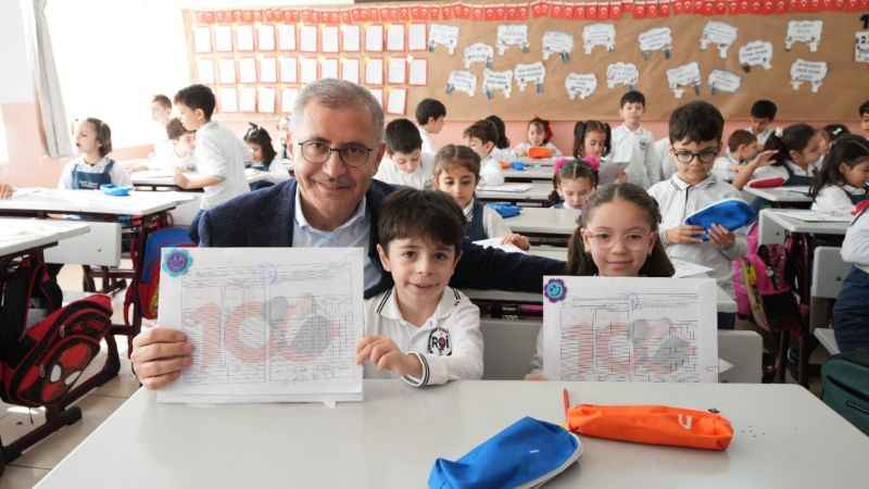 Başkan Hilmi Türkmen, öğrencilerin karne sevincini paylaştı