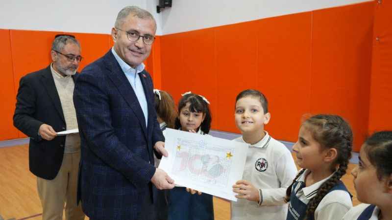 Başkan Hilmi Türkmen, öğrencilerin karne sevincini paylaştı