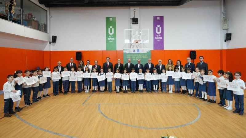 Başkan Hilmi Türkmen, öğrencilerin karne sevincini paylaştı