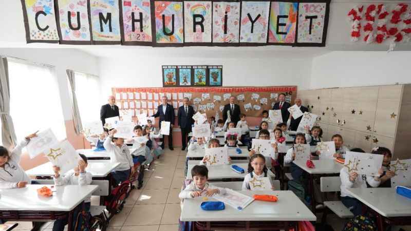 Başkan Hilmi Türkmen, öğrencilerin karne sevincini paylaştı