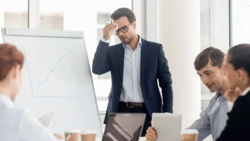 Sosyal fobisinin farkında olmayanlar her alanda zorlanmaya başlar