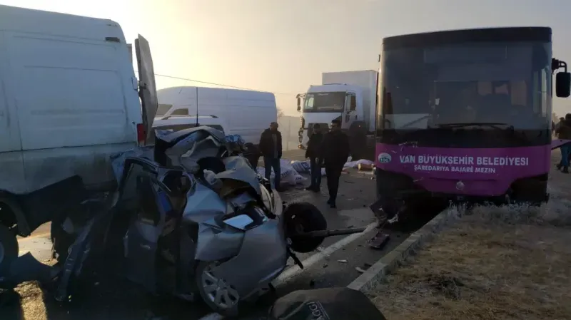 Van’da zincirleme trafik kazası: 35 araç birbirine girdi