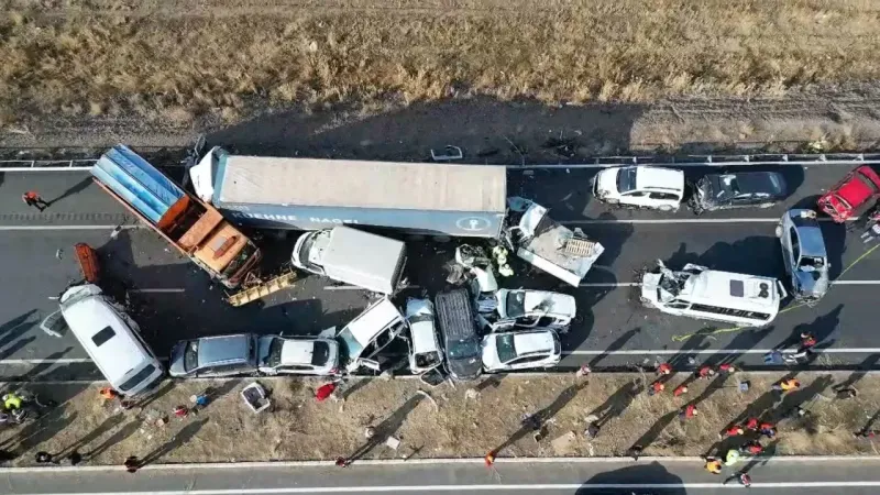 Van’da zincirleme trafik kazası: 35 araç birbirine girdi