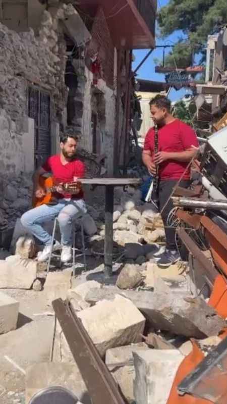 Mert Çalışkan enkazlar arasında sanat yapıyor