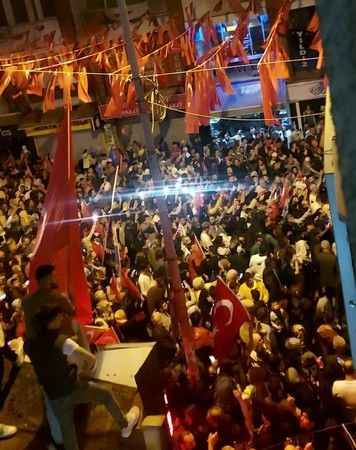 Avcılar'da zafer kutlamaları gece yarısına kadar sürdü