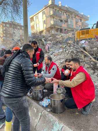 Çare Derneği 133. günde de depremzedelerle