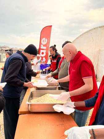 Çare Derneği 133. günde de depremzedelerle
