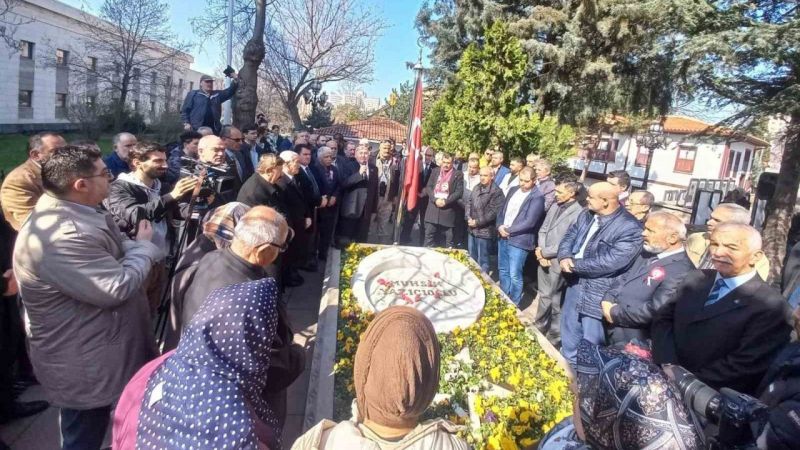 Muhsin Yazıcıoğlu kabri başında dualarla anıldı