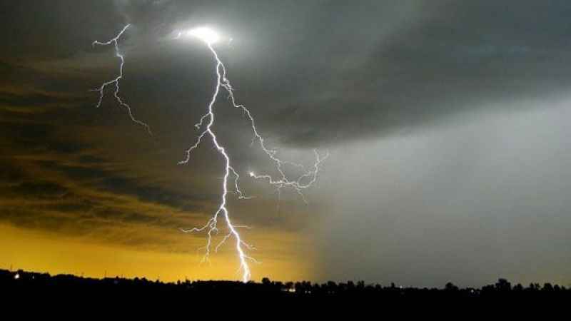 HALI SAHAYA YILDIRIM DÜŞTÜ: 5 ÖLÜ