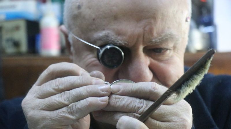 Zamana meydan okuyan saat ustası. 46 yıldır tamir yapıyor Zamana meydan okuyan saat ustası. 46 yıldır tamir yapıyor