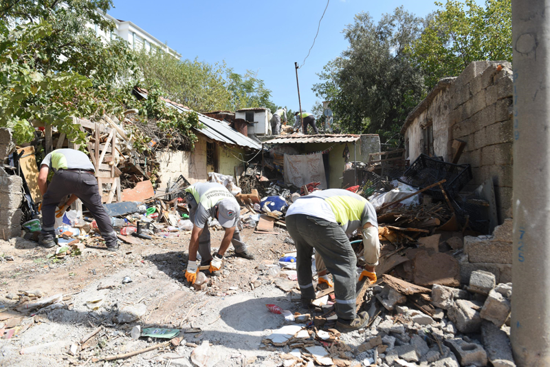 Antalya’da Bir Gecekonduda 14 Kamyon Çöp Çıkartıldı