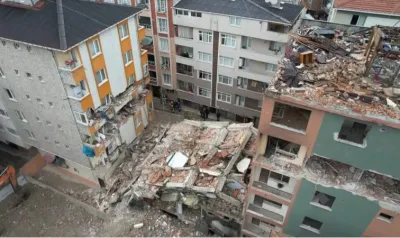 Kepçe operatörü sağlam binanın duvarına hasar verdi