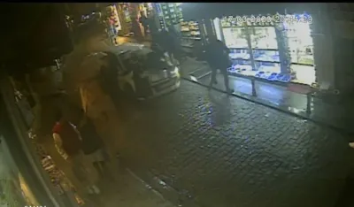 Galata’da dehşet anları kamerada: Otomobil yayaların arasına daldı