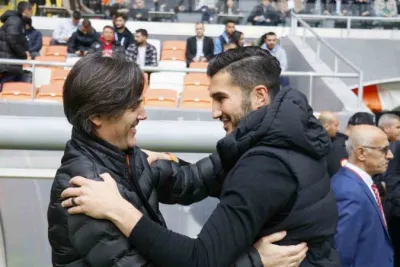 Adana Demirspor, Antalyaspor'u ilk yarıdaki gollerle geçti