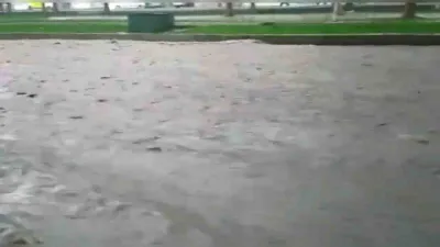 Şanlıurfa’da dolu ve sağanak yağış etkili oldu, yollar dereye döndü