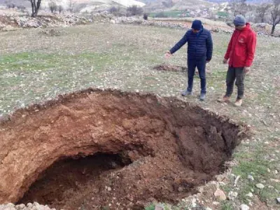 Nurhak’ta deprem sonrası obruklar oluşmaya başladı