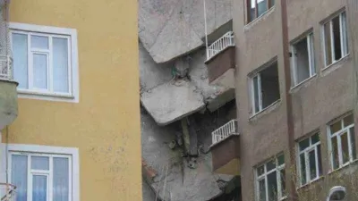 Diyarbakır’da ağır hasarlı bina çöktü