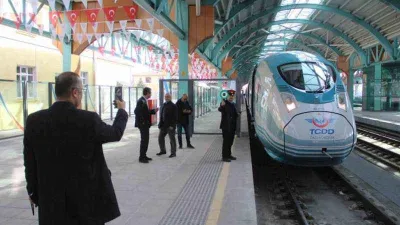 YHT ilk sivil seferine tam kapasite çıktı