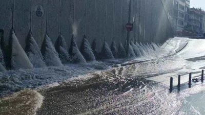 TEİAŞ boruyu patlattı, tramvay suya gömüldü